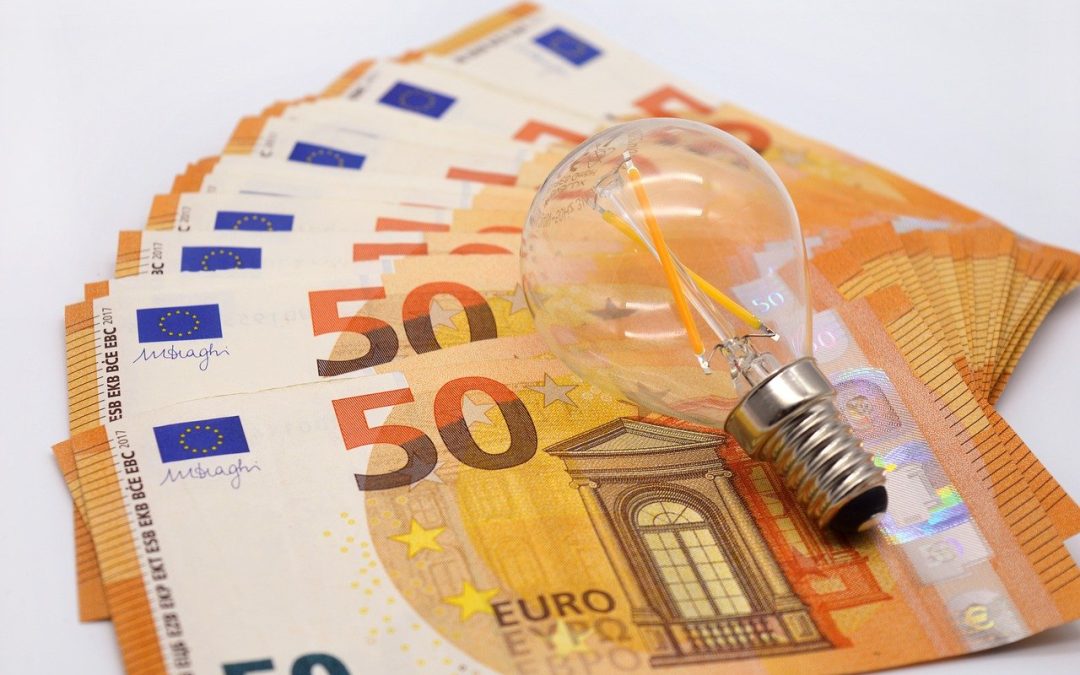 Le tariffe luce multiorarie sono diventate inutili, lo studio Selectra: “Non c’è più differenza tra mono e bioraria”