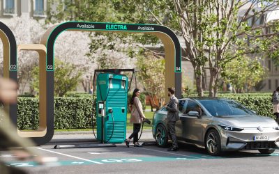 Mobilità elettrica, oltre 1.100 tonnellate di CO₂ risparmiate in un anno con la ricarica ultraveloce