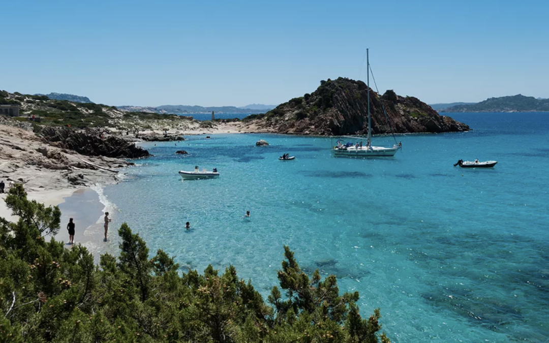 Sardegna paradiso per le vacanze open air: le migliori strutture per l’estate 2025