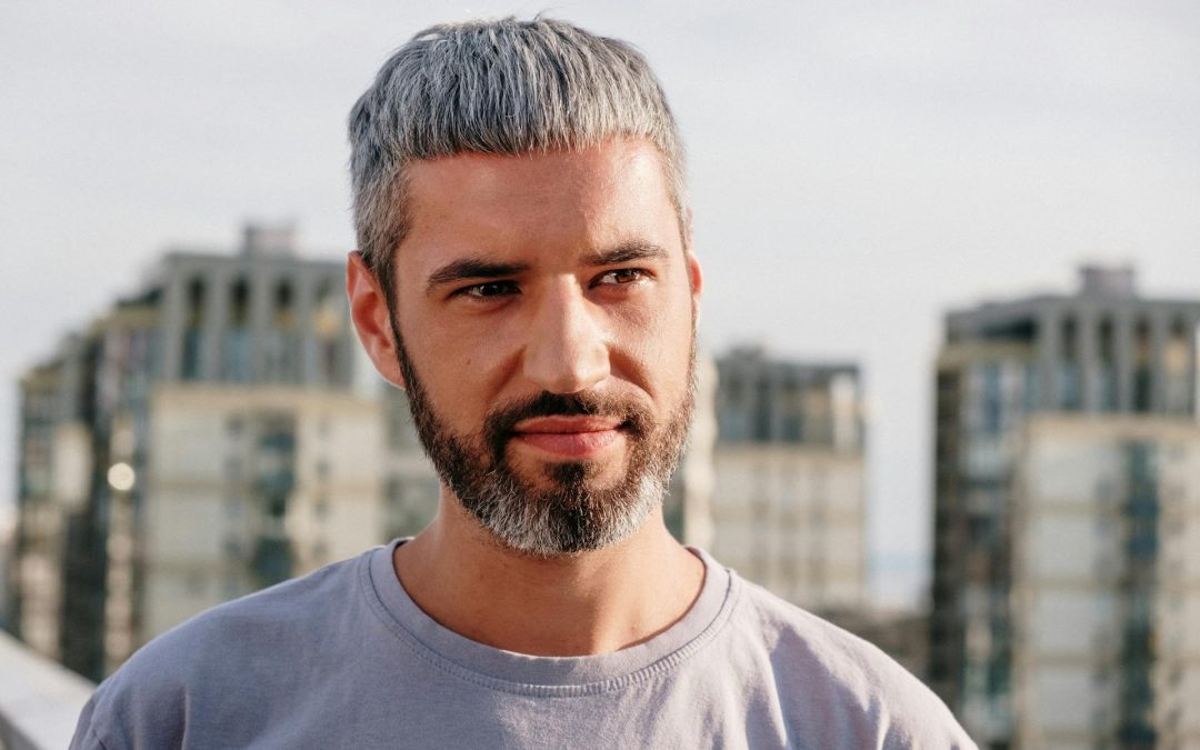 Il fascino intramontabile dei capelli grigi: cura, stile e consigli per dare grinta al “look maturo”