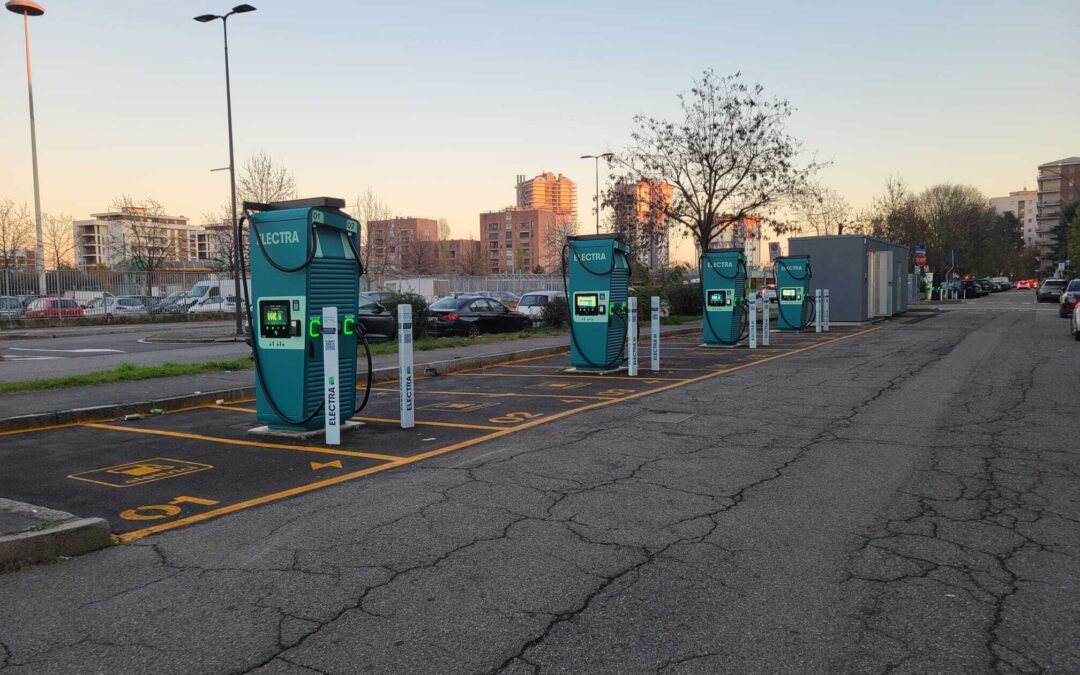 Auto elettriche, a Milano Electra completa in soli sei mesi la sua rete di ricarica ultraveloce: attivate 13 stazioni in tutta la città