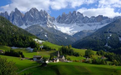 Coolcation: le heatwaves cambiano il modo di viaggiare. Le 10 destinazioni italiane dove trovare refrigerio tra natura, hiking e turismo slow