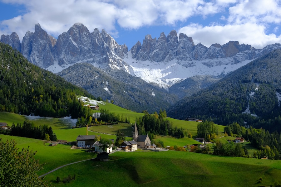 Coolcation: le heatwaves cambiano il modo di viaggiare. Le 10 destinazioni italiane dove trovare refrigerio tra natura, hiking e turismo slow