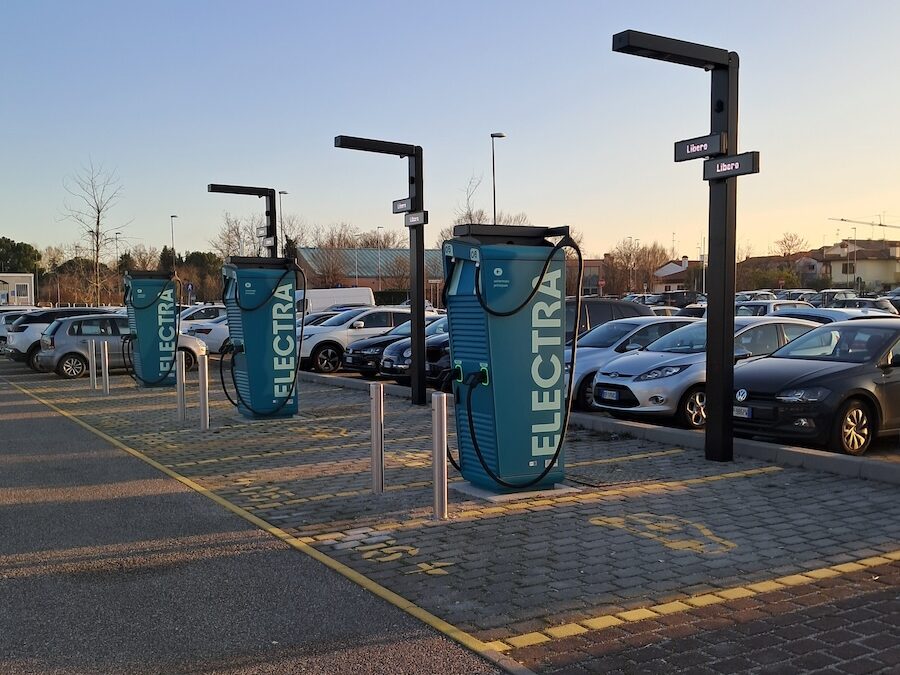 Electra consolida la presenza in Italia: il PNRR finanzia 338 punti di ricarica e la società entra nella rete autostradale